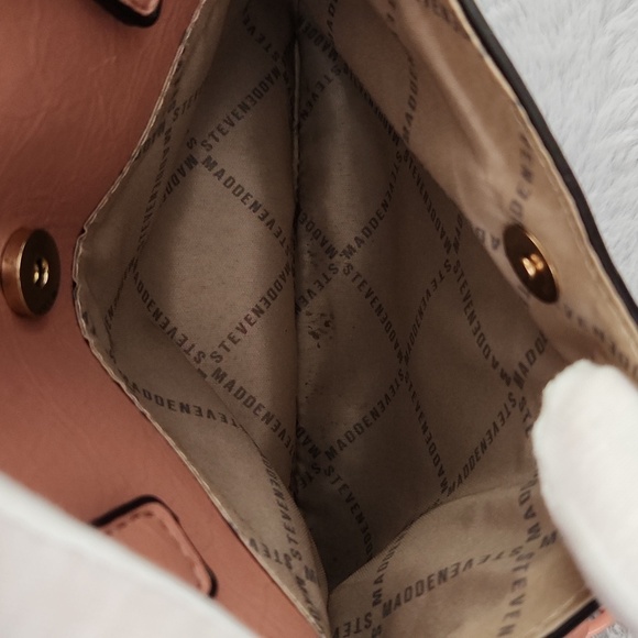 Steve Madden pink purse with chain accent strap. - Picture 9 of 16